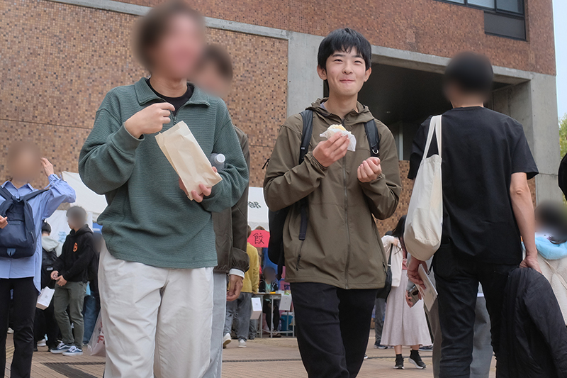 学園祭で食べ歩きを楽しまれた悠仁さま（2025年11月、茨城県つくば市）