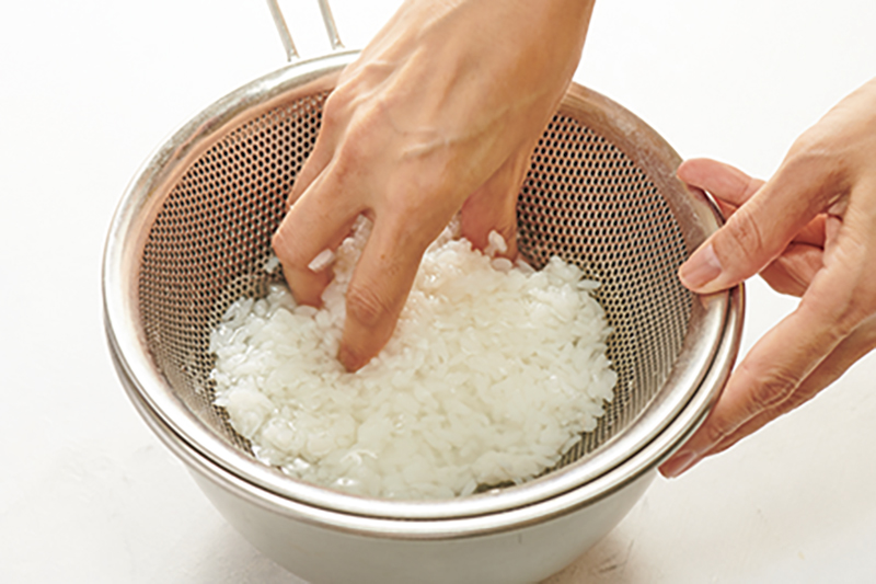 お米は冷水で洗うことで、ワンランク上の仕上がりに
