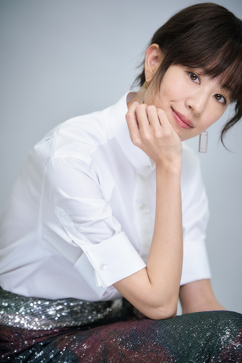 撮影の合間にはスクワットでリフレッシュしているという