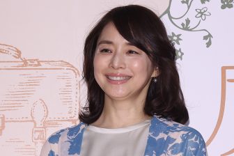 石田ゆり子、57回目のバースデーに高級スーパーで花束購入　今年7月に旅立った“愛犬のオブジェ”と…