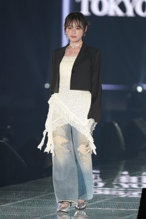 東京ガールズコレクションのランウェイを歩く福原遥（時事通信フォト）