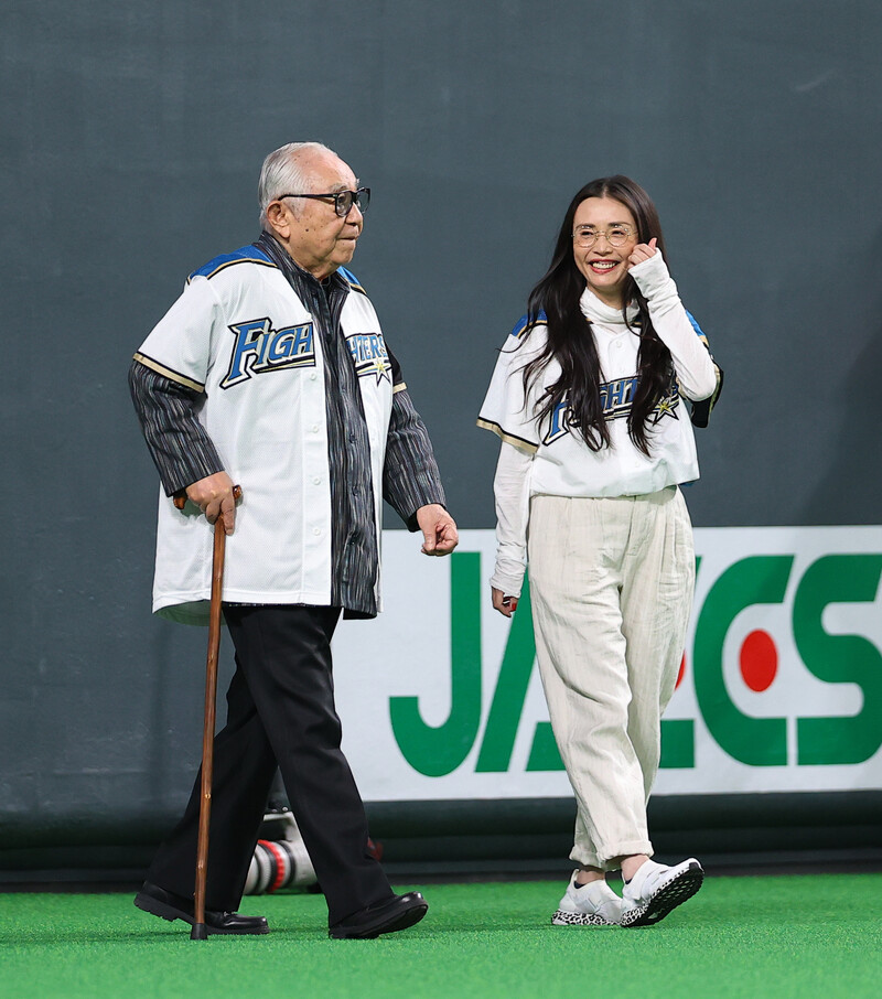 ドラマ「北の国から」で脚本を務めた倉本聰さん（左）と女優の中嶋朋子さん（時事通信フォト）