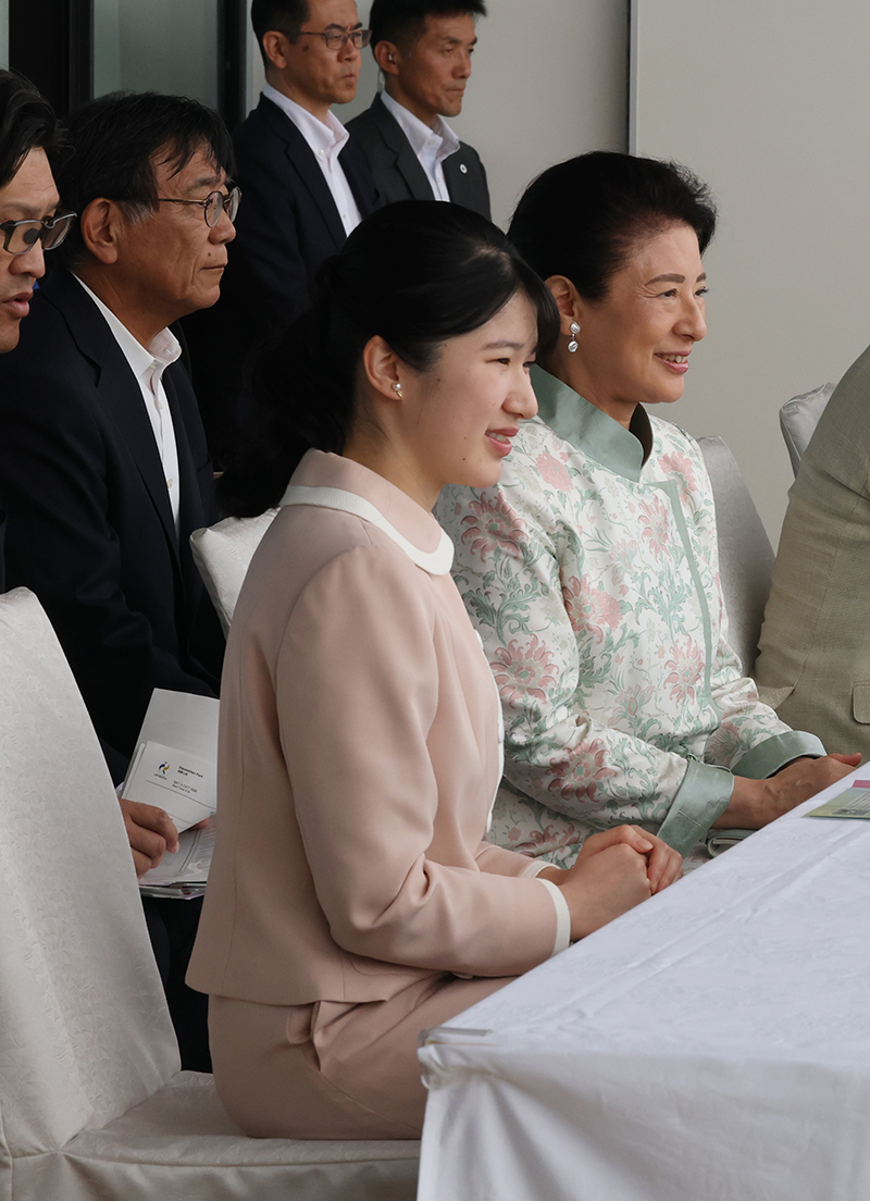 馬事公苑のバルコニーから馬術競技をご覧になる愛子さまと雅子さま（2026年10月、東京・世田谷区。撮影／JMPA）