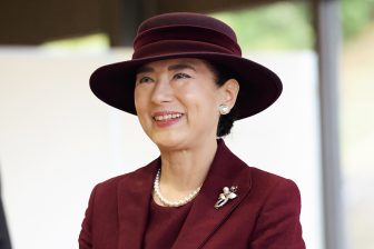 皇后雅子さまが魅せた、秋の深まりを感じるシックなボルドーのセットアップコーデ