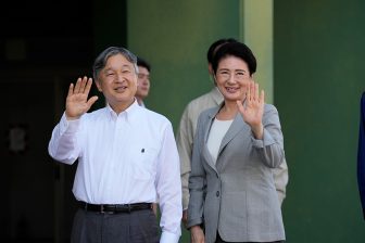 熊本をご訪問の天皇皇后両陛下、くまモンのバッジを胸に被災者たちと懇談　雅子さまはサプライズ…