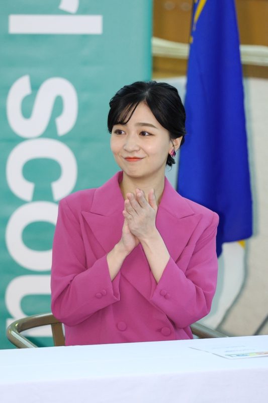 ガールズメッセでの佳子さま。「お手元」に変化が⋯（2026年10月、写真／JMPA）