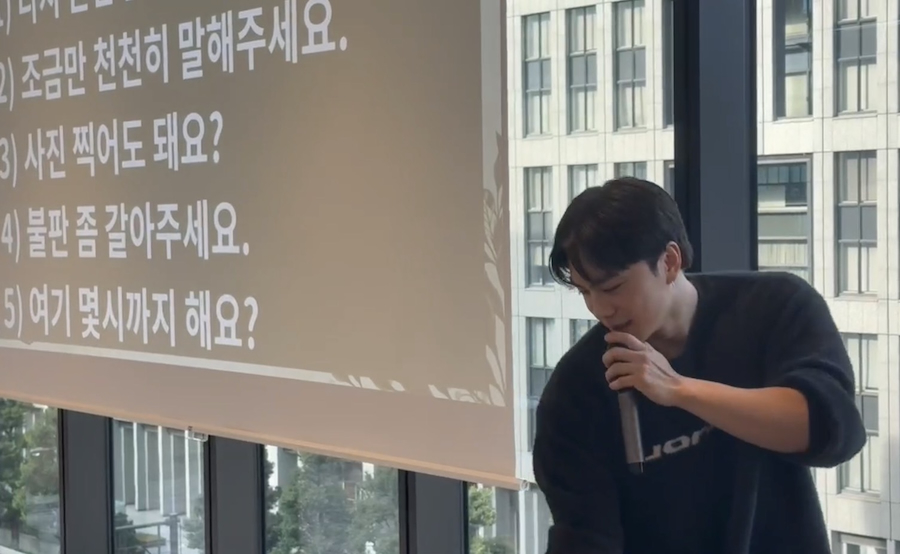 韓国語を教えるスンジュンさん