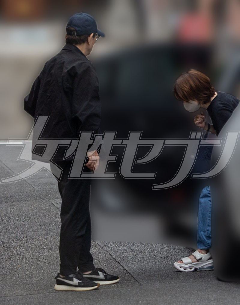 ドアを開けて妻・伊藤蘭をエスコートする水谷