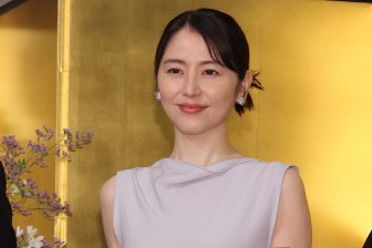 長澤まさみ、夫と表参道で優雅な休日　インテリアショップで商品を吟味“メガネ＆シンプルな装い”…