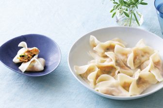 《ひき肉を使わずヘルシー！》“罪悪感ゼロ餃子”6レシピ。魚介と大豆製品で大満足！