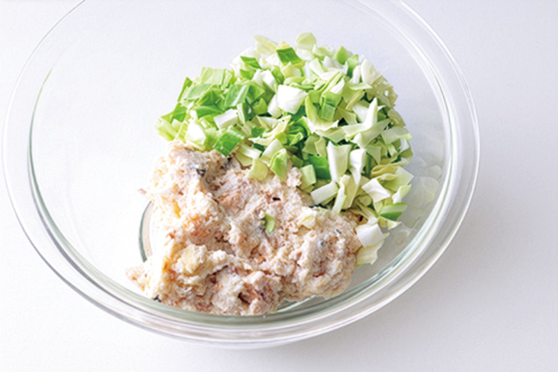 野菜を加える前に、おからに片栗粉と牛乳、調味料などを混ぜておくことでしっとりクリーミーに仕上がる。