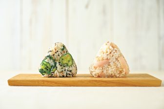 《おにぎりで1個でたんぱく質補給！》鶏ささ身や肉みそそぼろにプラスするだけ！栄養満点レシピ