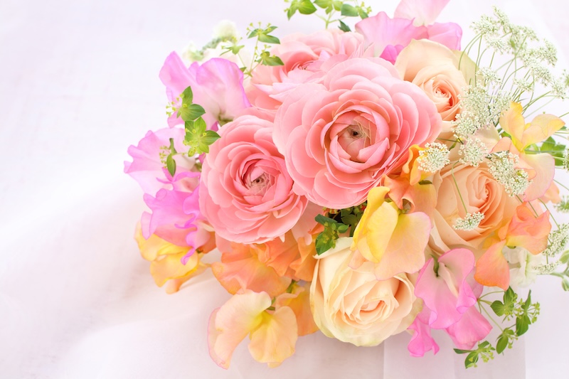 水かえや傷んだ花の処理など、その後のお世話が必要な花（写真／PIXTA）