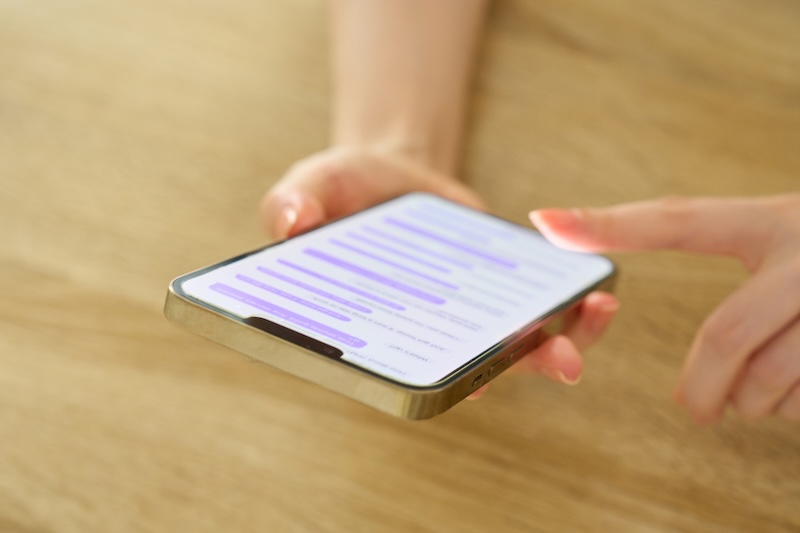 長時間のスマホ使用による摩擦などが、手荒れの原因になることも…（写真／PIXTA）