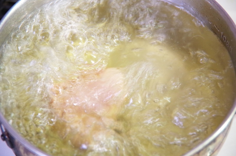 食材をさっと熱湯にくぐらせることで、生臭さや余分な脂を落とす人も