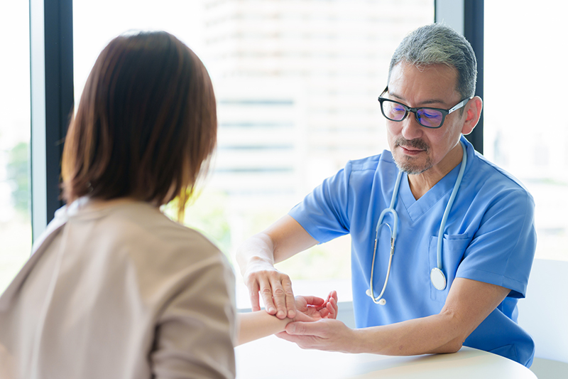 全身の健康状態を確認しながら治療してくれる、かかりつけ医を見つけることが重要（写真／PIXTA）