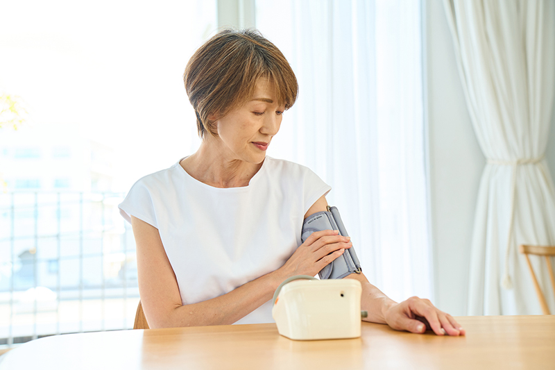 血圧計は挿入式ではなく、上腕式が望ましい（写真／PIXTA）