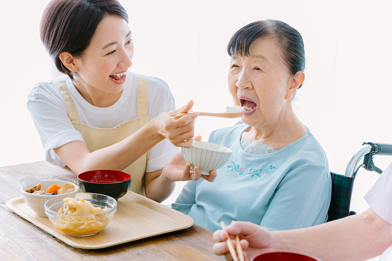 スタッフが入居者とどう接しているかもよく見ておこう（写真／PIXTA）