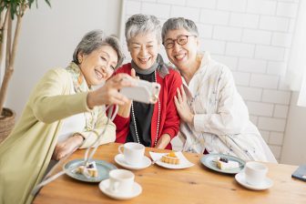 《70代でやっておくことすべて・健康編》運動や認知症予防にうってつけは「外食」、病気の早期発…