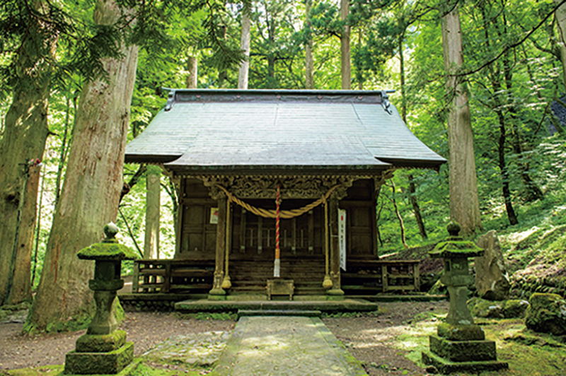 滝の前にある「御嶽神社」