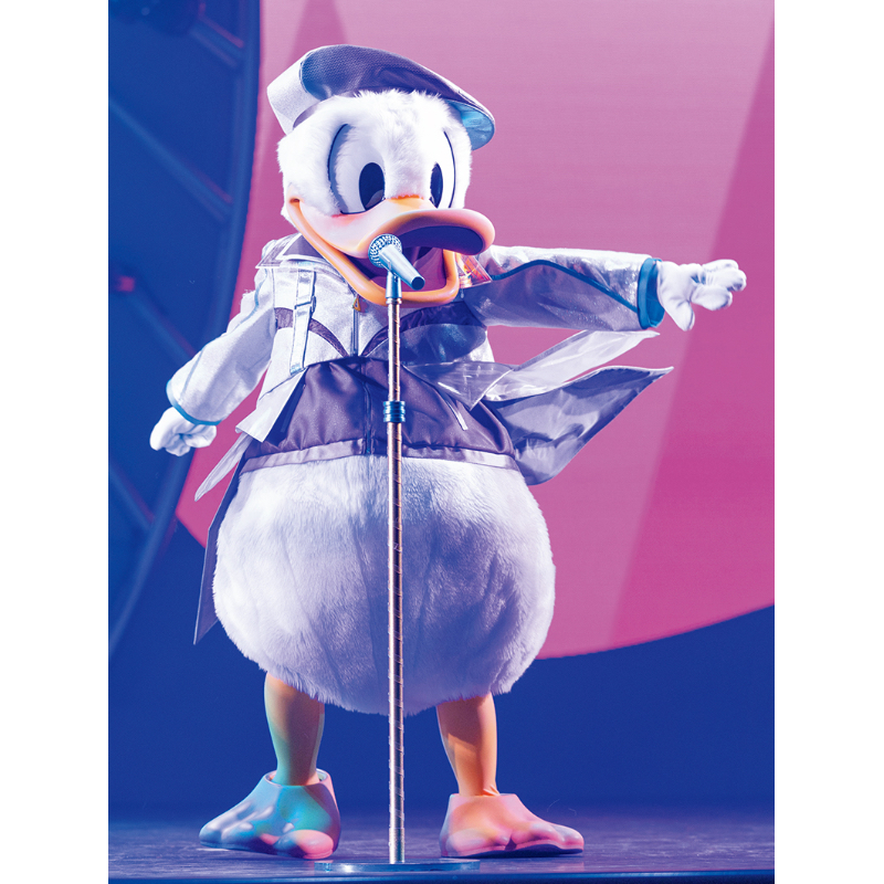 衣装をひらりとなびかせ決めポーズ！