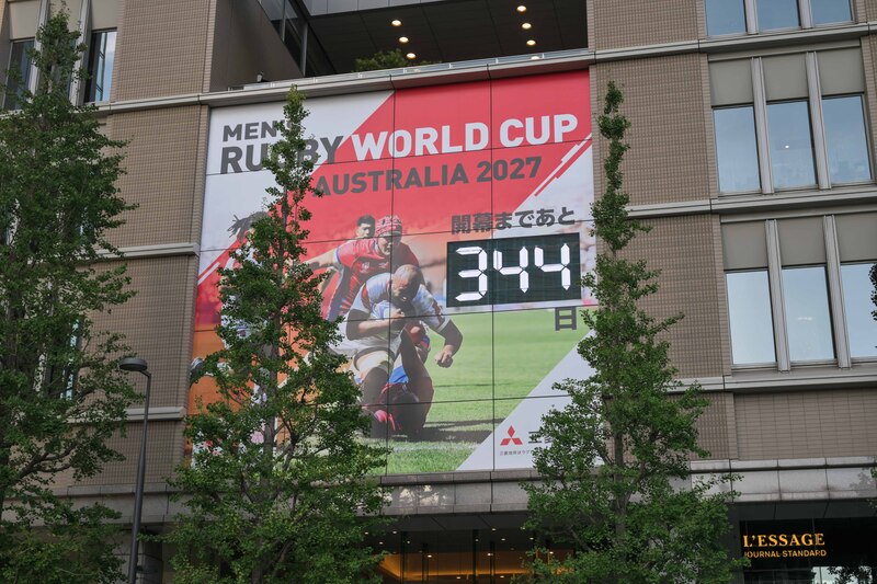 丸ビルに設置されたW杯2027までのカウントダウンカレンダー