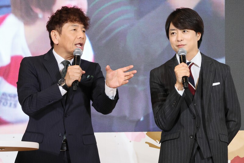 櫻井翔を相手に、過去の名試合について語る上田晋也（左）