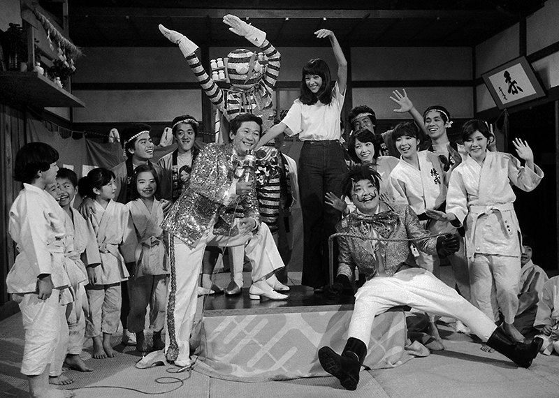 人気バラエティー番組『みごろ！たべごろ！笑いごろ!!』で電線音頭を踊る伊東（手前右）