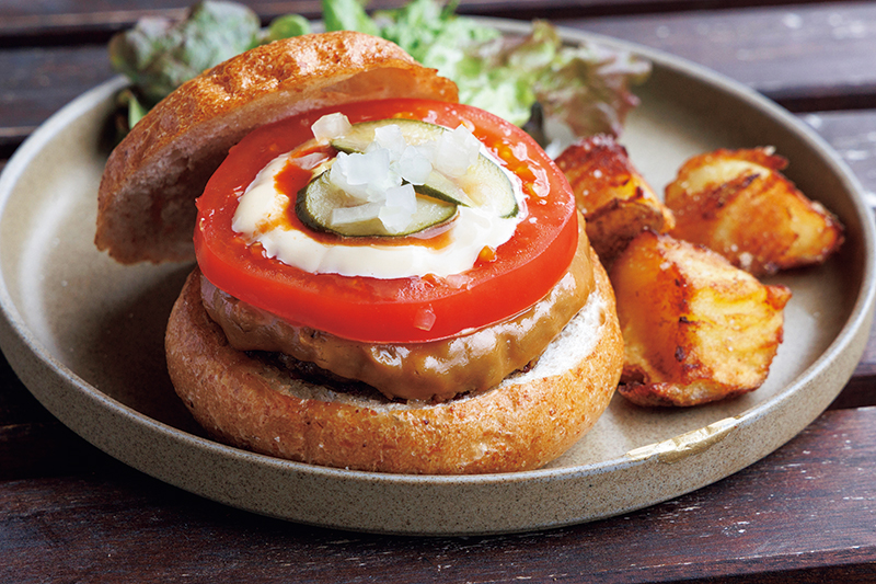 『BROWN CHEESE BROTHER』では、牛乳からチーズを作る過程で出るホエイを活用して、甘酸っぱい“ブラウンチーズ”に。『とちぎ和牛のブラウンチーズ ビーフバーガー』（1650円）は絶品！（撮影／玉井幹郎）