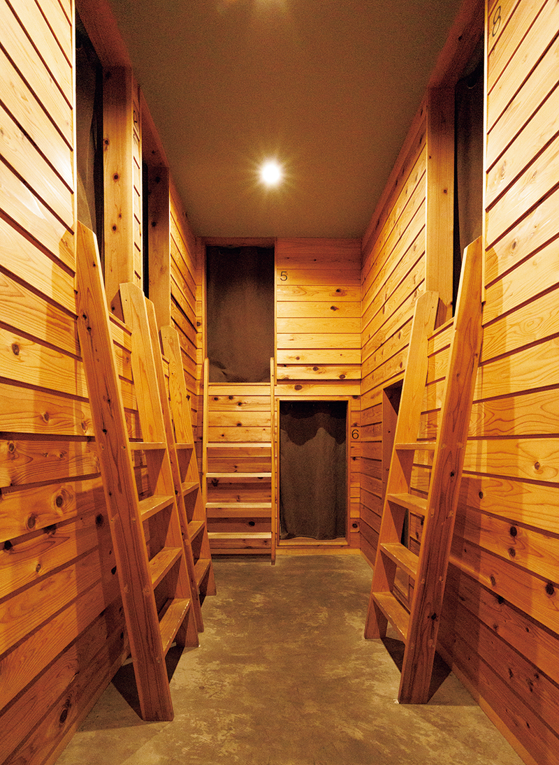 2Fにゲストハウスがあり、個室（ツイン・朝食付き 7200円/1名～）とドミトリー（素泊まり4500円～／1名）が選べる（撮影／玉井幹郎）