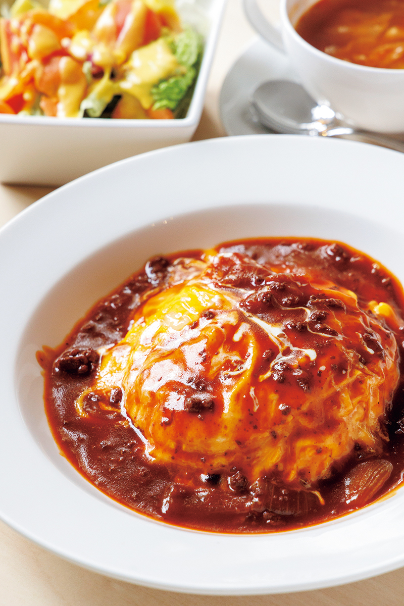 『オムライス』（セット1650円）は、那須御用卵をたっぷり2個使用。濃厚なデミグラスソースが絡み、スプーンが止まらない！（撮影／玉井幹郎）