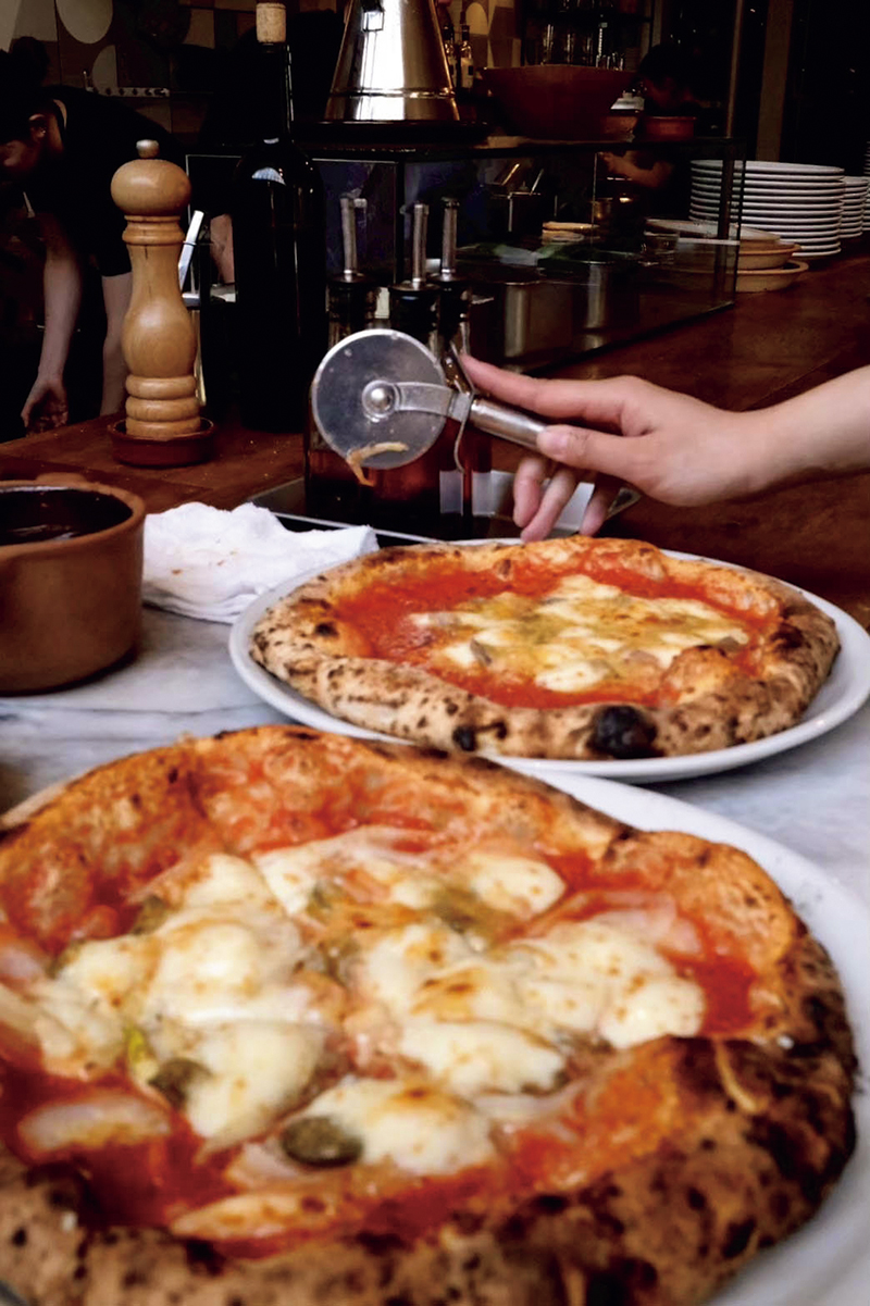 『ハラペーニョサラミのピザ』（1800円）はまろやかなチーズにピリッと辛味がアクセント（撮影／玉井幹郎）