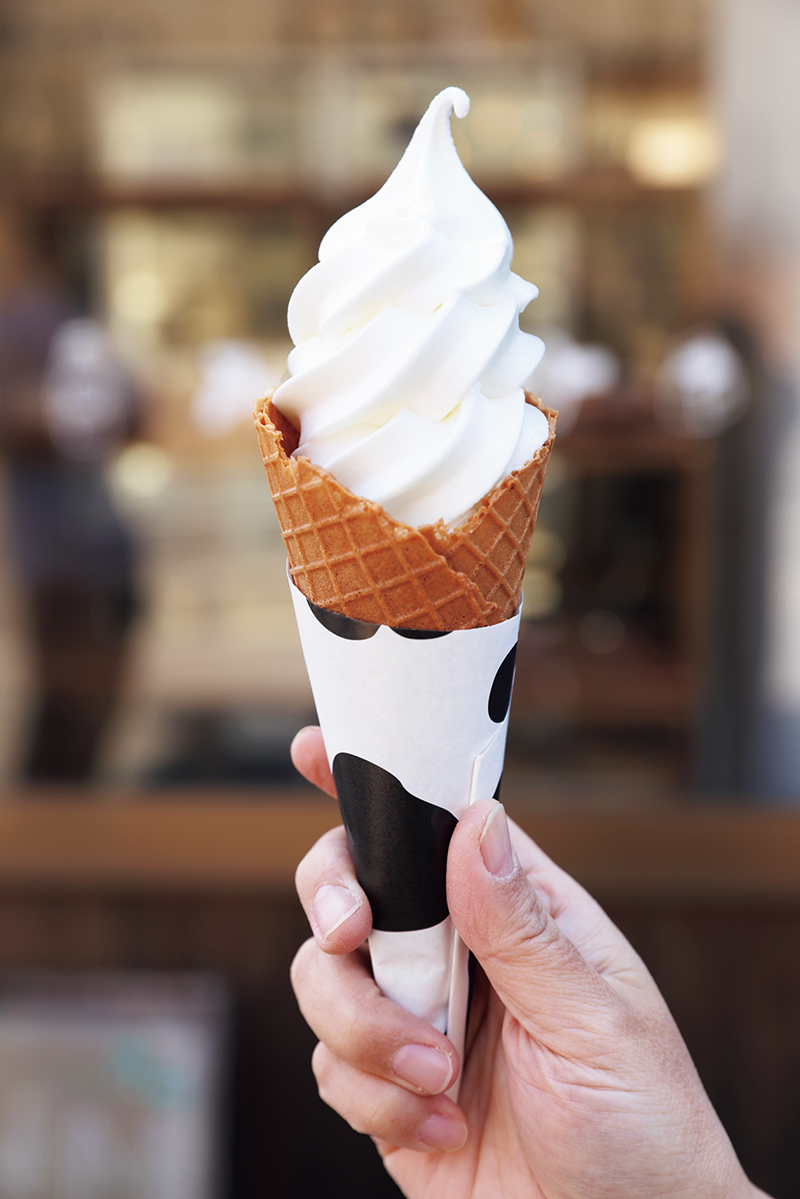 『米粉のワッフルコーン』（500円）は添加物不使用で、米粉で粘りを出してさっぱり（撮影／玉井幹郎）