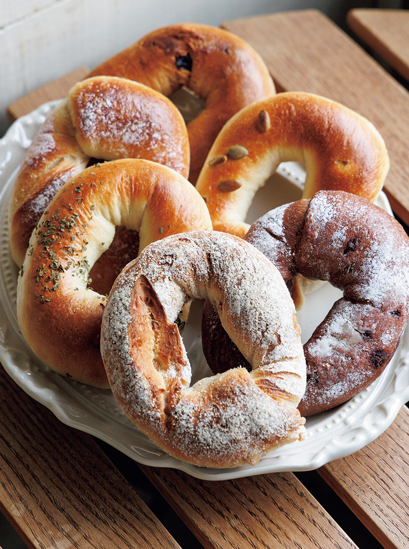 常時約20種類が揃う。一番人気は『あん』（230円）で、噛み応えのある生地にこしあんがマッチ。他にもいちごミルクやトマト、バナナなど（撮影／玉井幹郎）