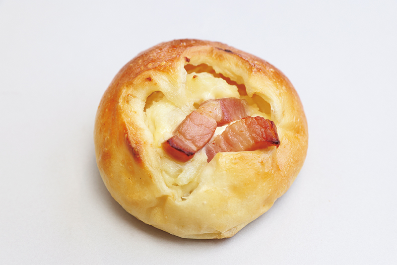 右から、『那須産ベーコンとポテトサラダ』（280円）（撮影／玉井幹郎）