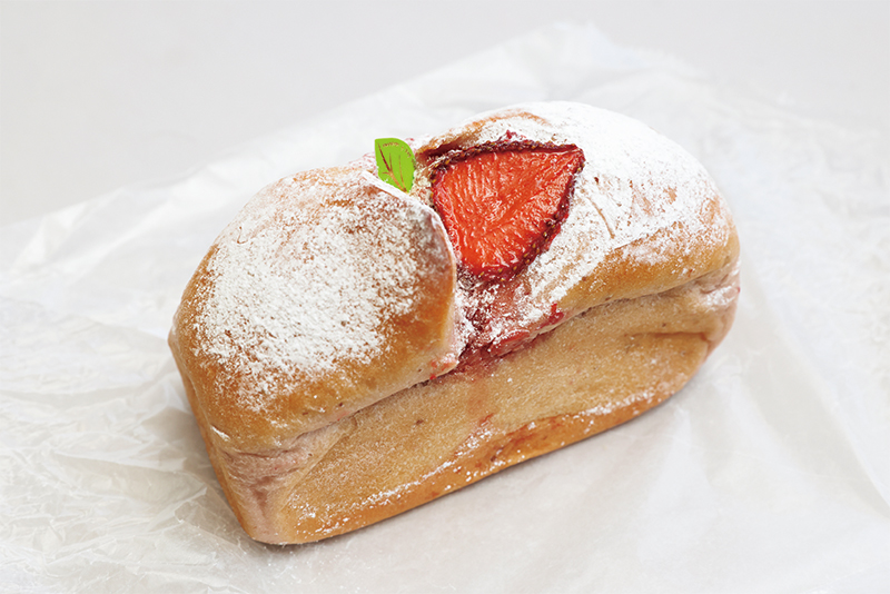 『契約農家のとちおとめ』（920円）はパン1個にとちおとめを1パック分、贅沢に使用（撮影／玉井幹郎）