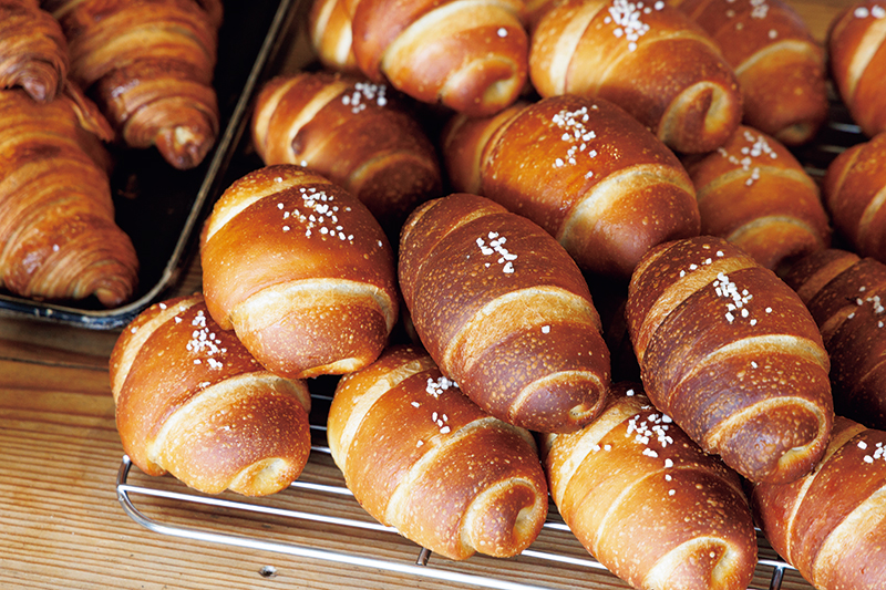 一番人気の『塩バターロール』（281円）は、カルピスバターを贅沢に巻き込んでミルキーに仕上げた逸品（撮影／玉井幹郎）