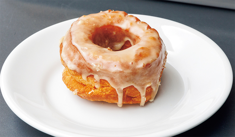 自然な甘さの『メイプルドーナツ』（346円）（撮影／玉井幹郎）