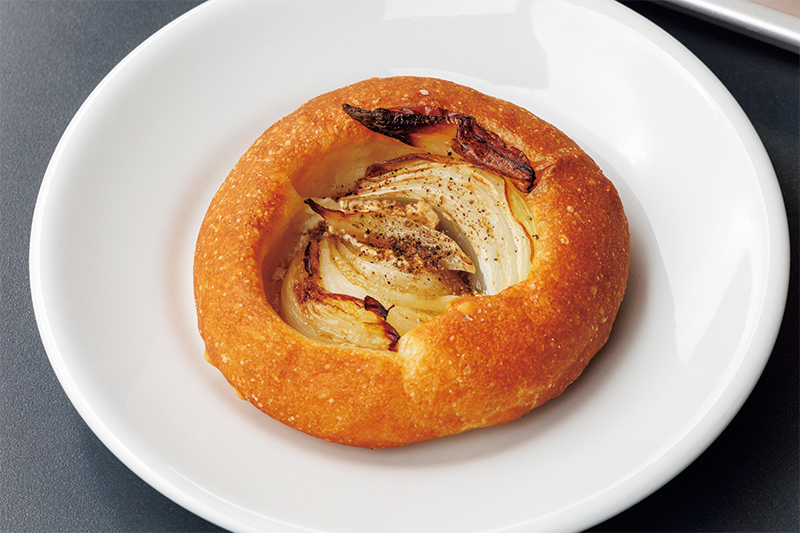 甘い新玉ねぎにバルサミコソースとサワークリームが絶妙な『新玉ねぎのピゼッタ』（357円）（撮影／玉井幹郎）