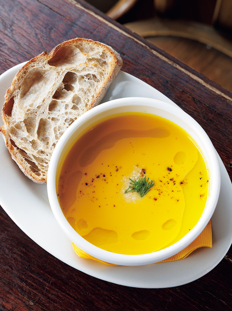 那須の農家『百姓はたけやま』の甘いにんじんとミルクだけで作る『季節のスープ』（850円）は、KANELのパンを添えて（撮影／玉井幹郎）
