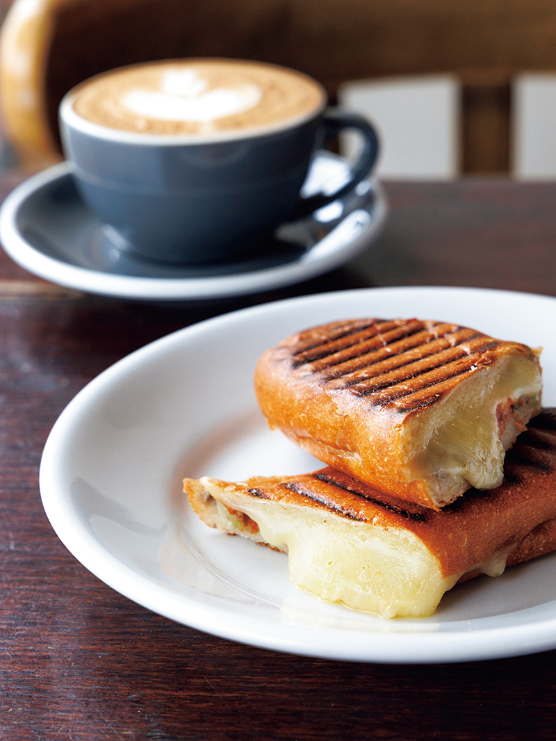 コーヒーはオーストラリア発の『Single O』から厳選。自家製さばペースト、ローストトマト、チーズを挟んだ『鯖と焼きトマトのパニーニ』（850円）と一緒に（撮影／玉井幹郎）