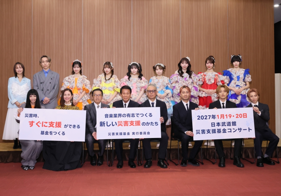 会見にはアーティストたちも集まった