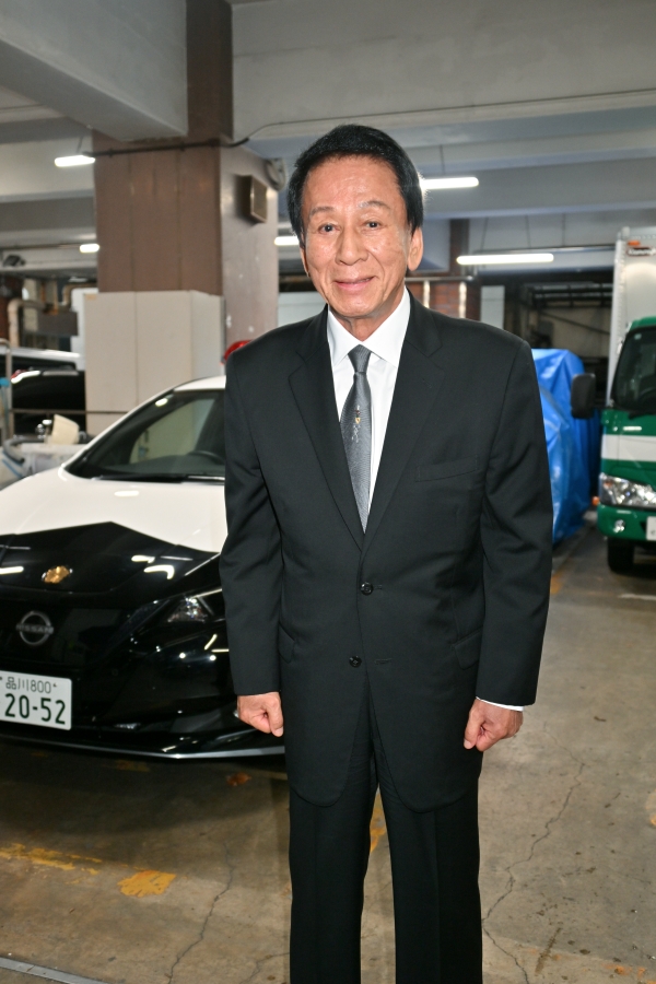 パトカーを背に