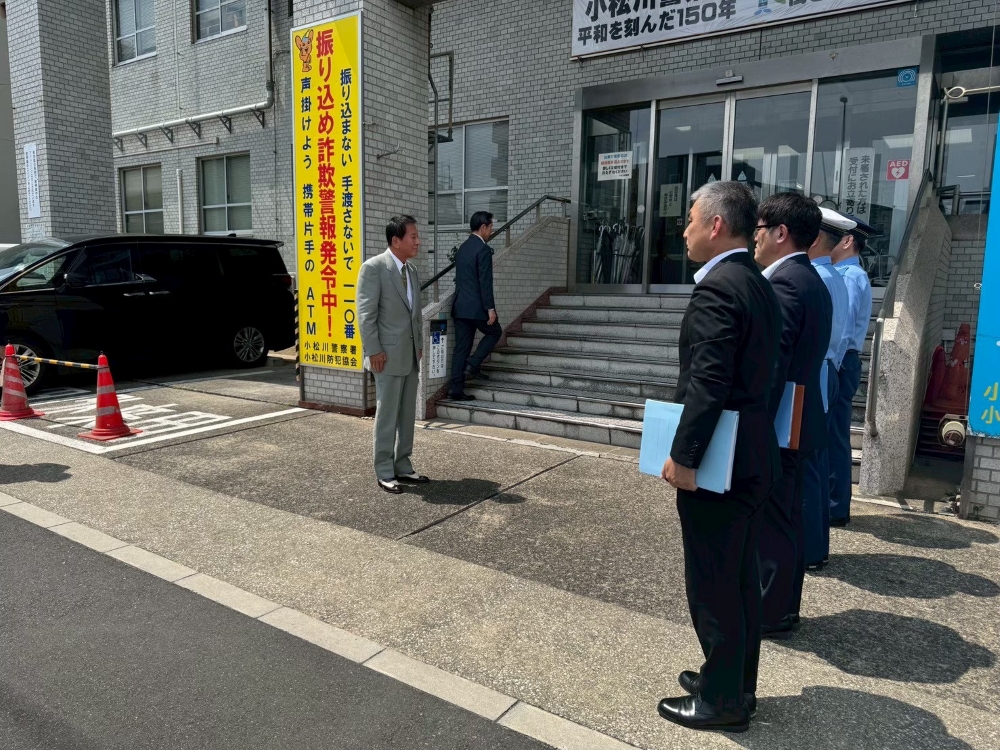 小松川署を訪れた杉