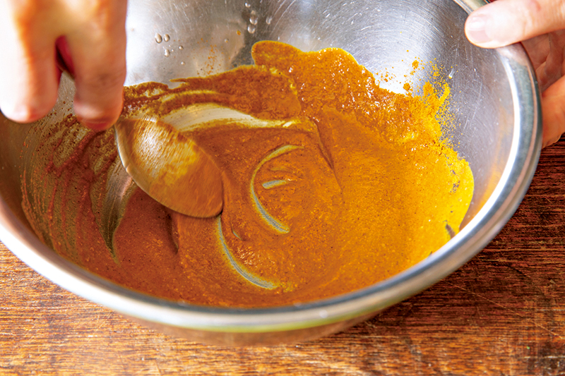 【POINT】先にカレー粉とさば缶の汁を混ぜて加熱不要に