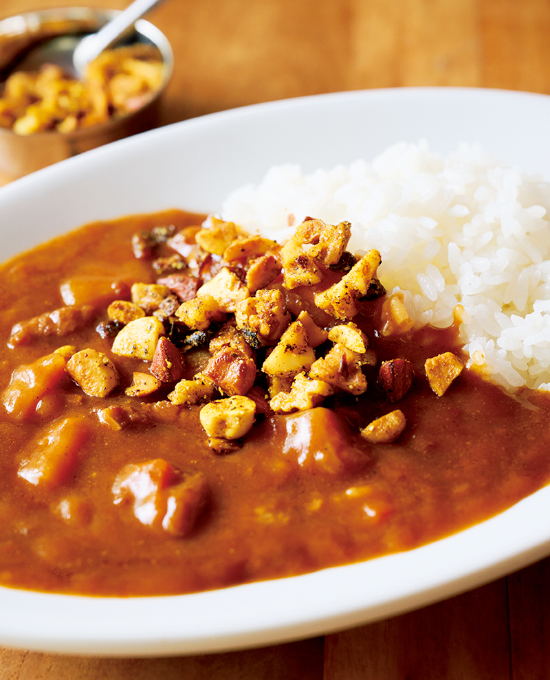 「ナッツの食感がアクセントに。玉ねぎの香ばしさも加わり、オーソドックスなカレーをグンと格上げしてくれます」