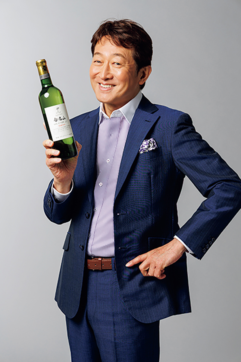 「和食に合う辛口の白。夏はキリッと冷やして」と語る辰巳琢郎さん