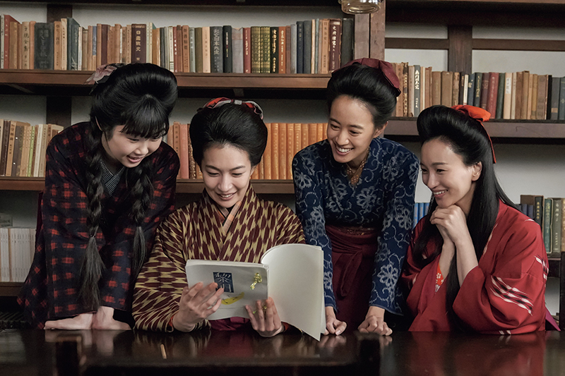 良妻賢母教育が全盛期の時代、高等女学校の仲間と一緒に同人誌を作る珠（右から2番目）（NHK提供）