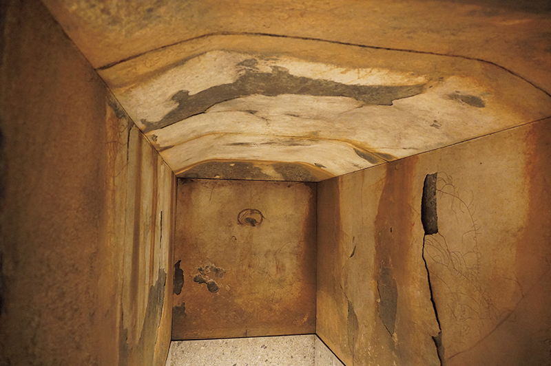 石室の中で壁画を発見！　※「キトラ古墳壁画体験館 四神の館」の石室レプリカの写真。（提供写真）