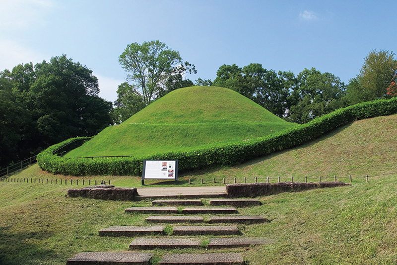 高松塚古墳　写真提供：世界遺産「飛鳥・藤原」協議会